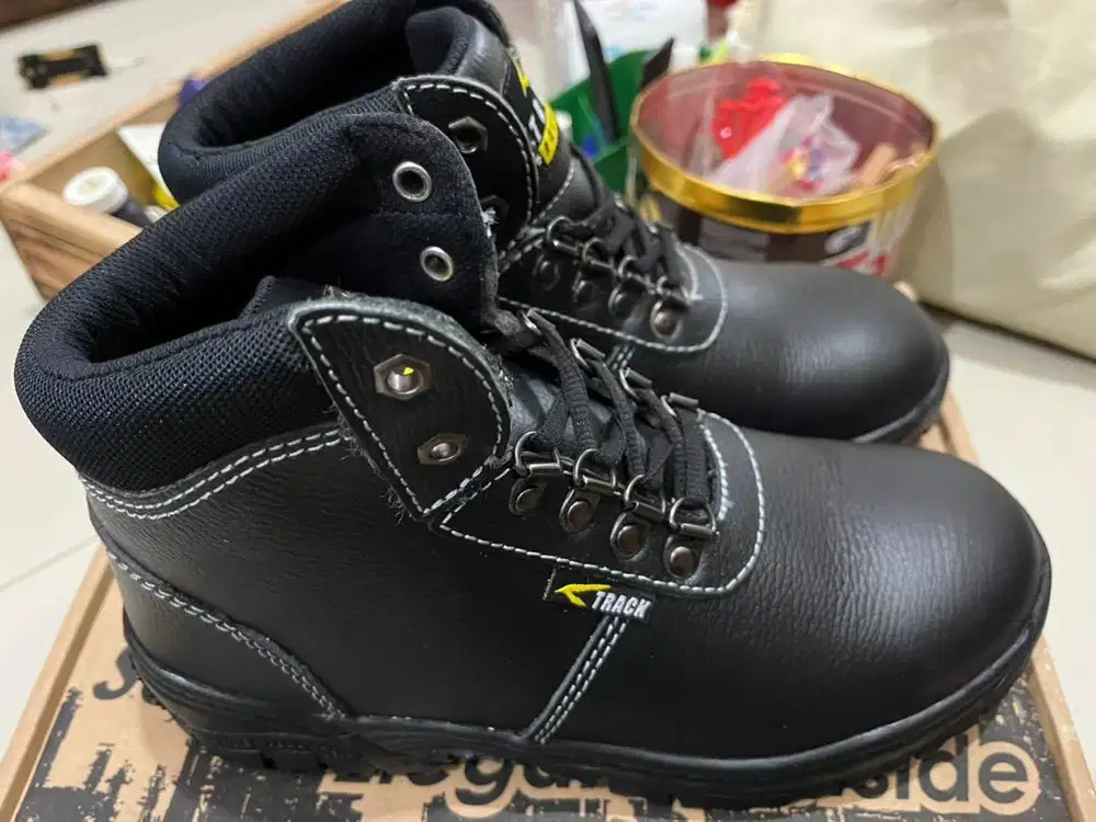 Sepatu Safety size 40