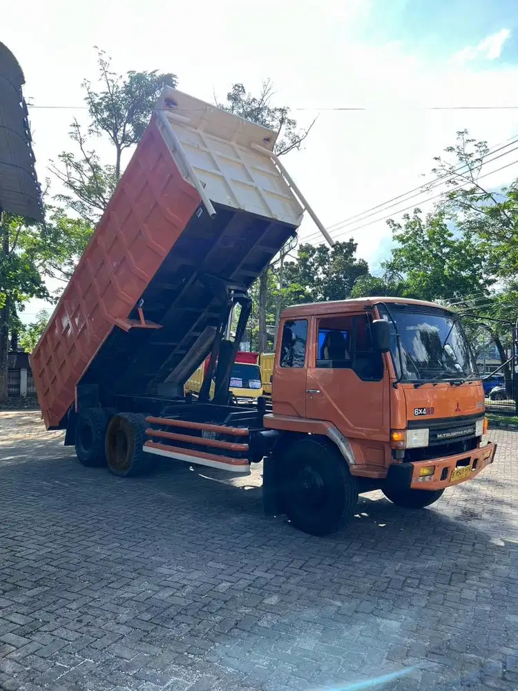 Fuso Tronton 6x4 Dump truk