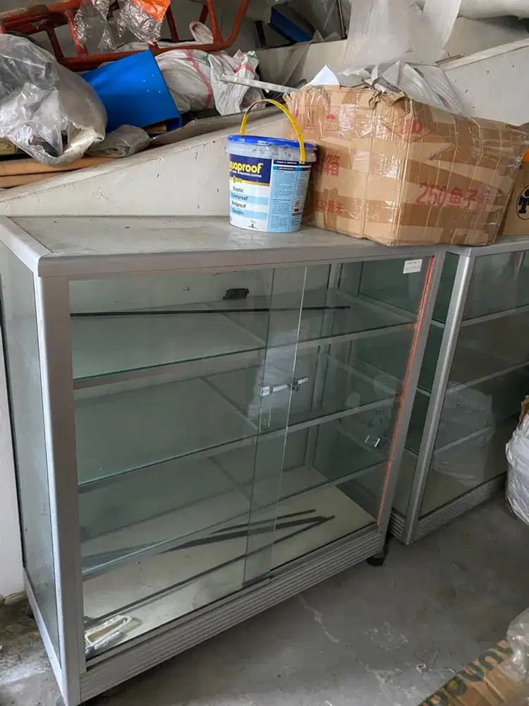 meja kantor dan lemari display