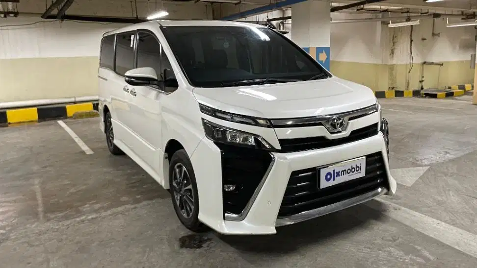DP MURAH Toyota Voxy 2.0 Bensin-AT 2021 Putih C8SBA