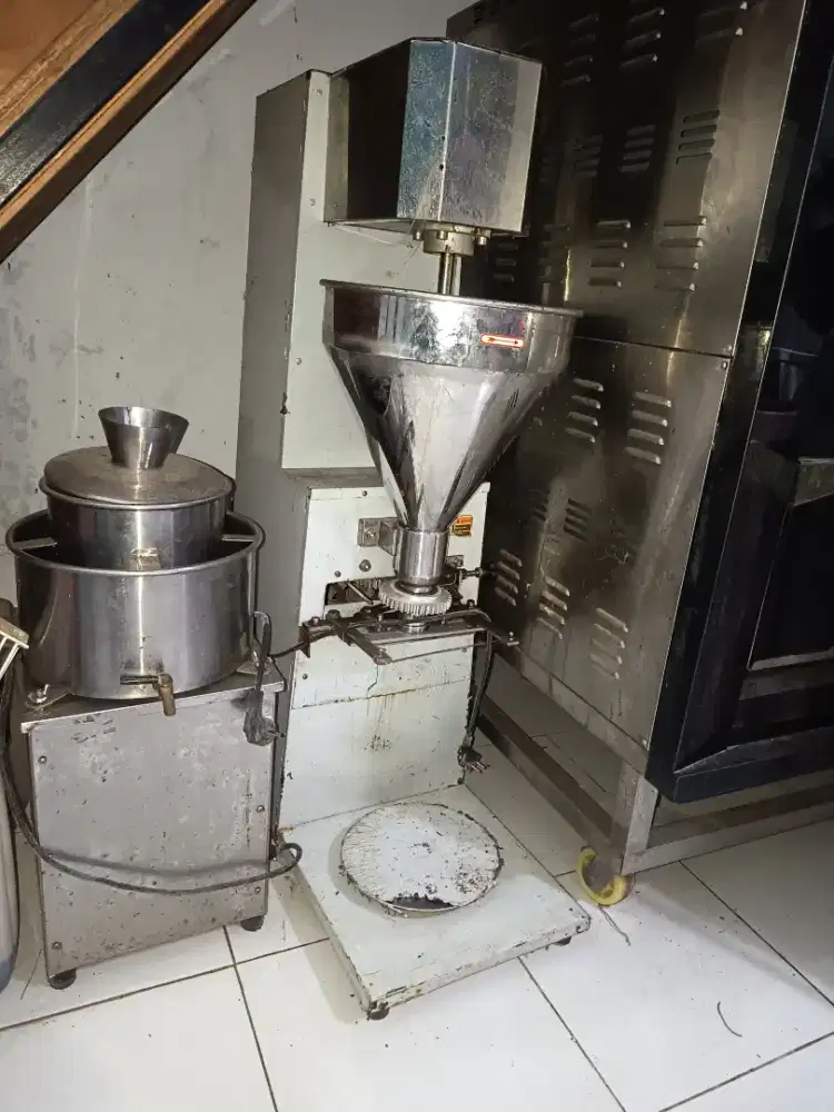 Penggiling bakso otomatis dan mixer adonan