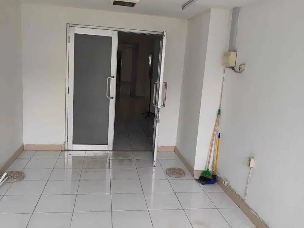 Disewakan kios bagus jarang ada siap pakai cocok untuk semua usaha di Gading Greenhill jakarta utara
