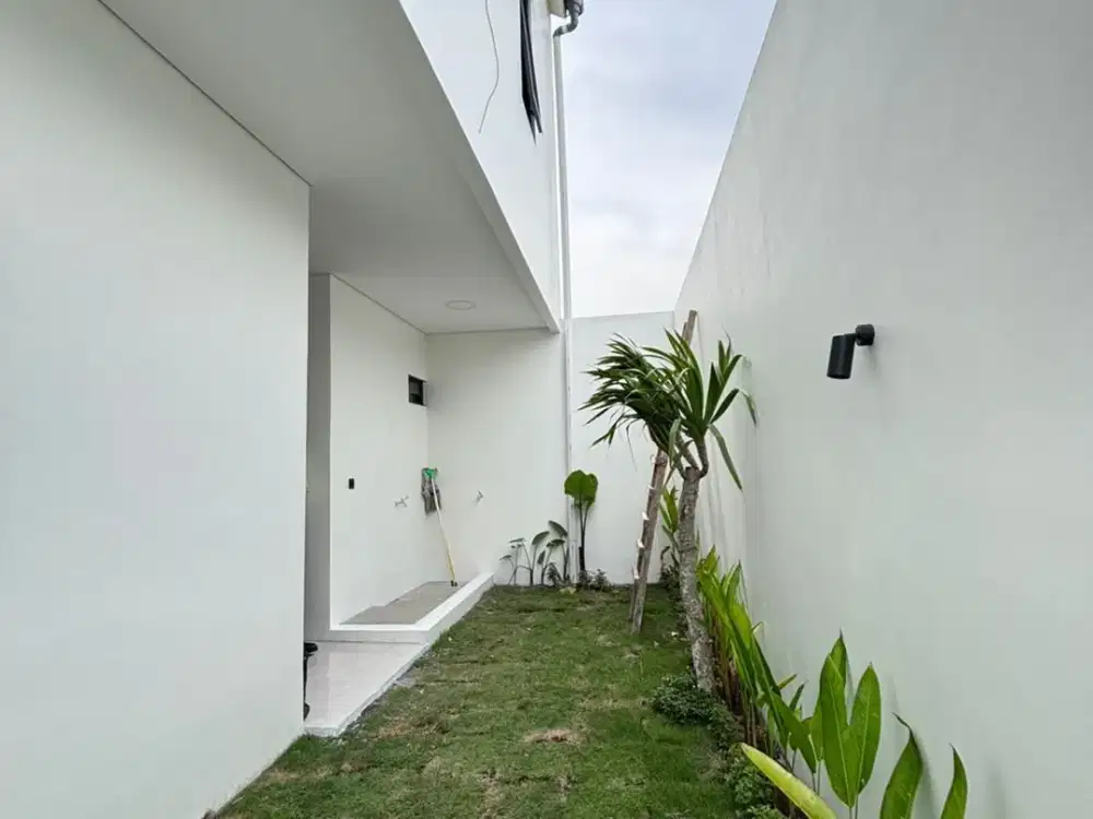 RUMAH CANTIK LANTAI 2 DESAIN MODERN MEWAH DEKAT JALAN UTAMA GODEAN