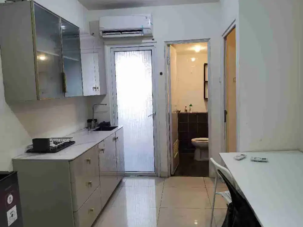 DISEWAKAN PERTAHUN Green Pramuka 2BR Lantai Tinggi, Full Furnished & Bebas IPL