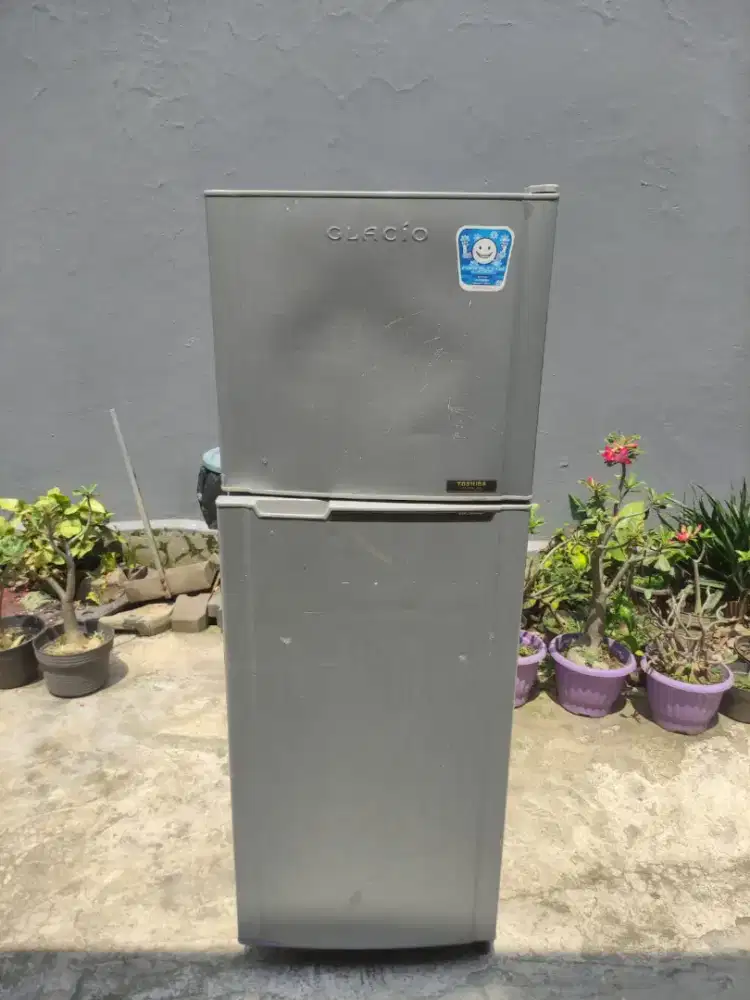 Kulkas 2 pintu tohsiba glacio