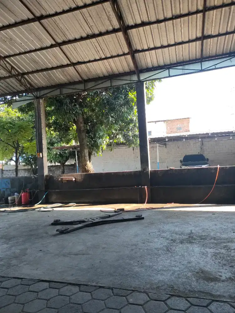 Karyawan cuci mobil