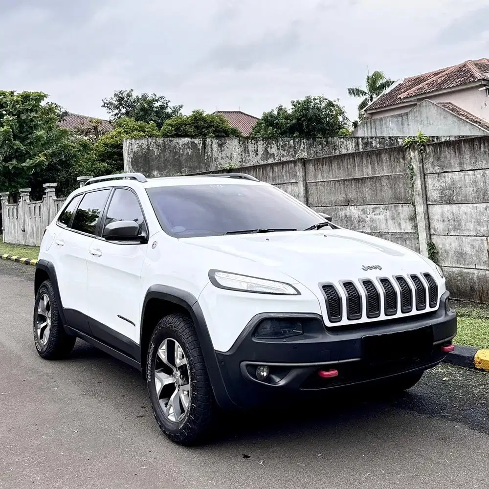 Jeep Cherokee Trailhawk 4x4 Full Option Panoramic 2.4 Tahun 2016