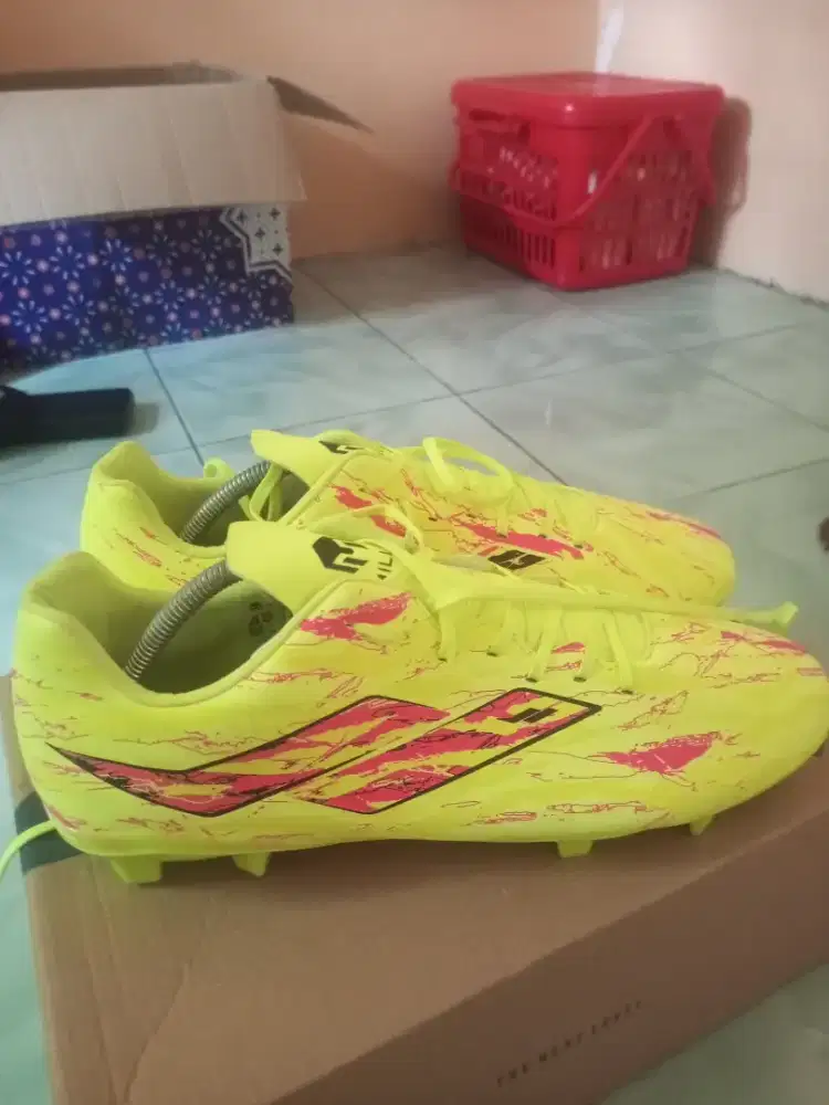 Sepatu Sepak bola Mils