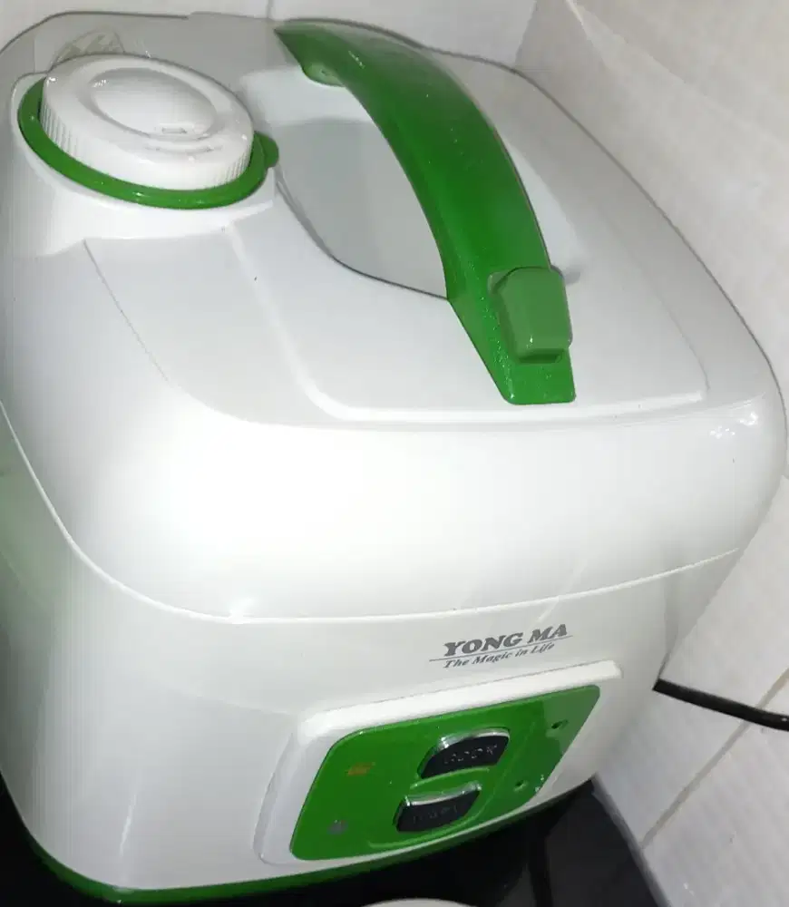 Rice cooker / Penanak Nasi Yongma YMC 105 Bekas