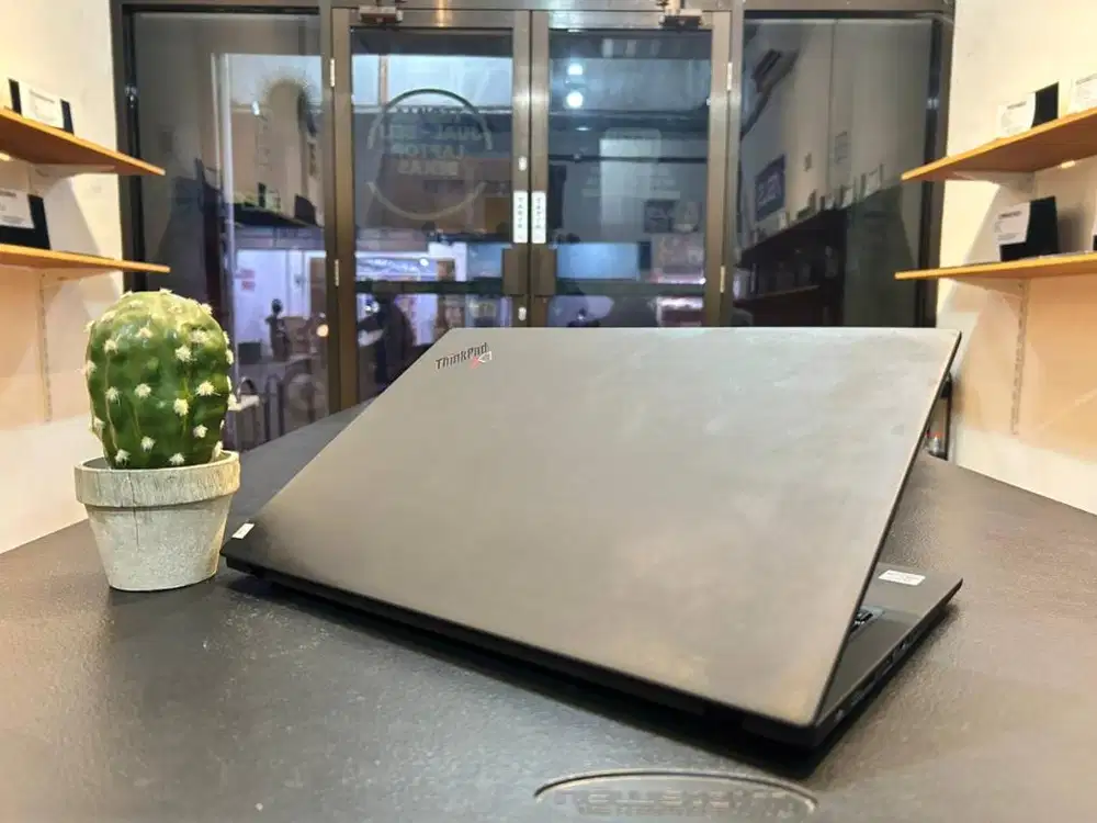 LENOVO THINKPAD X1 CARBON 8TH// CORE i5 GEN10// RAM 8GB