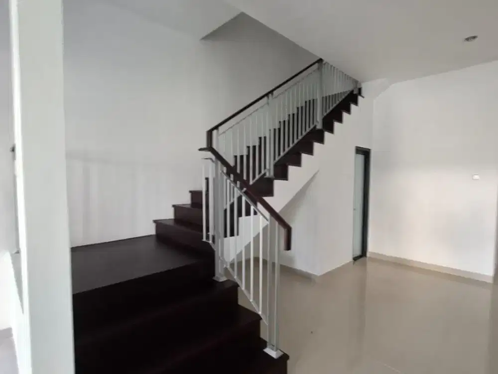 Dijual Rumah Bagus, Strategis di Pakuwon City, Sby