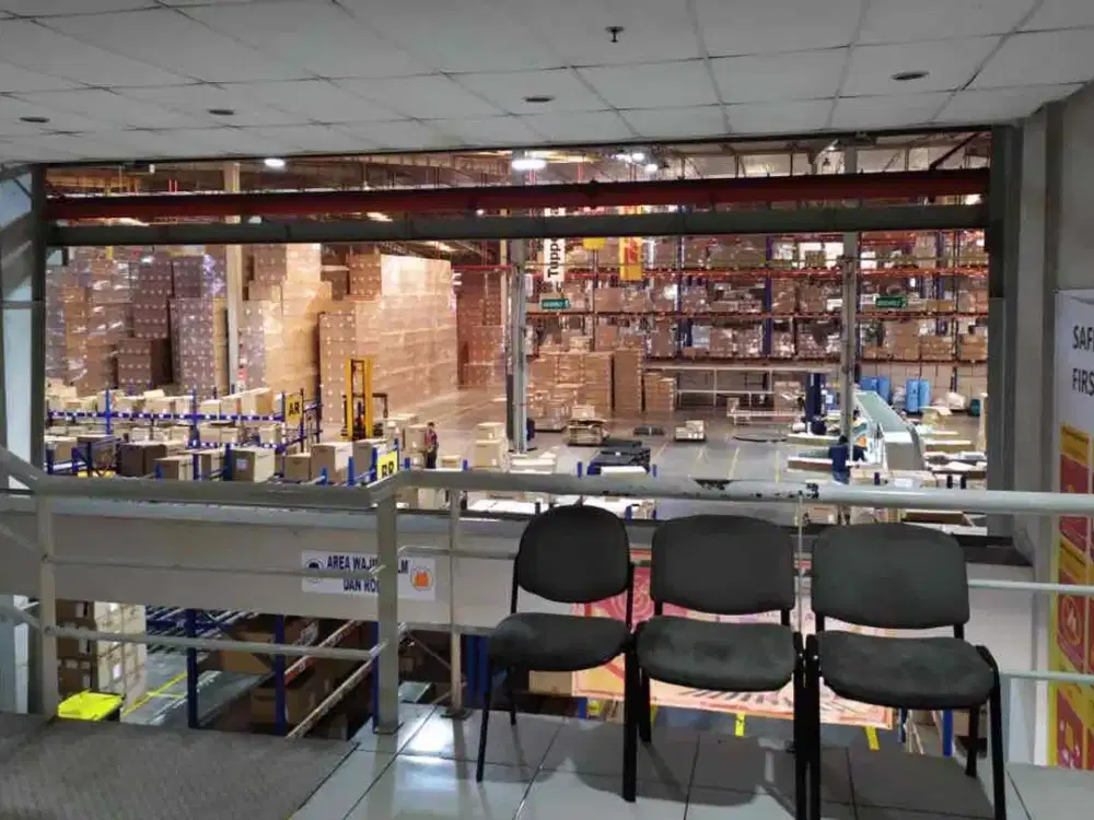 Di SEWA  / JUAL gudang luas 2,2 hektar 22.000 m2  luas bangunan 1,6 hektar 16.000 m2 ada bangunan kantor 2 lantai lokasi strategis dekat exit toll cibatu di dalam kawasan industri jababeka 5 cikarang