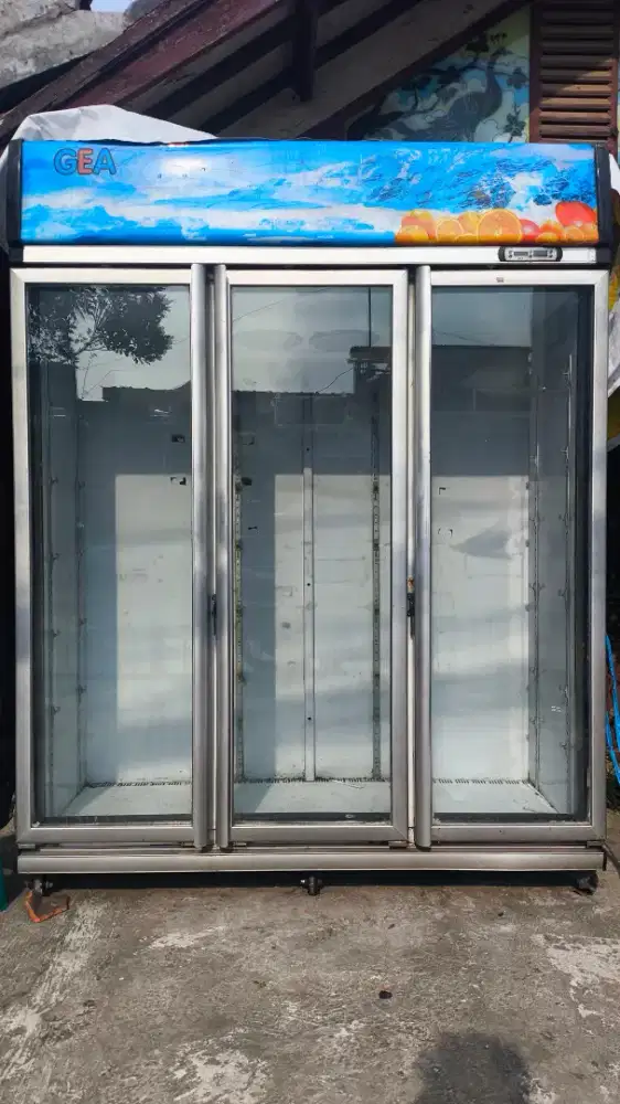 Showcase 3 pintu merk gea