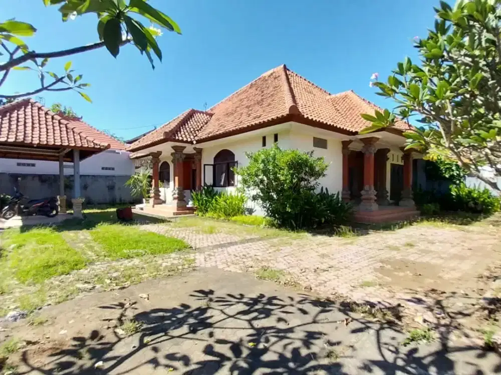 Disewakan Rumah 4 Kamar Tidur dengan Taman Luas di Denpasar Barat.