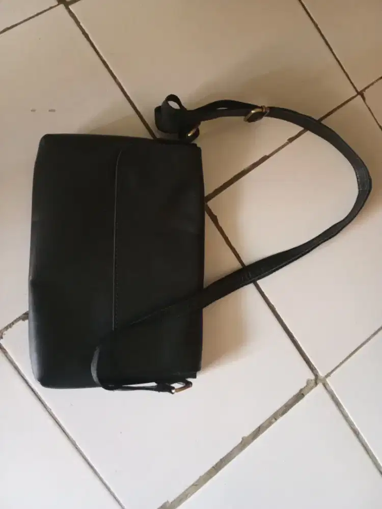 Tas kulit selempang warna hitam