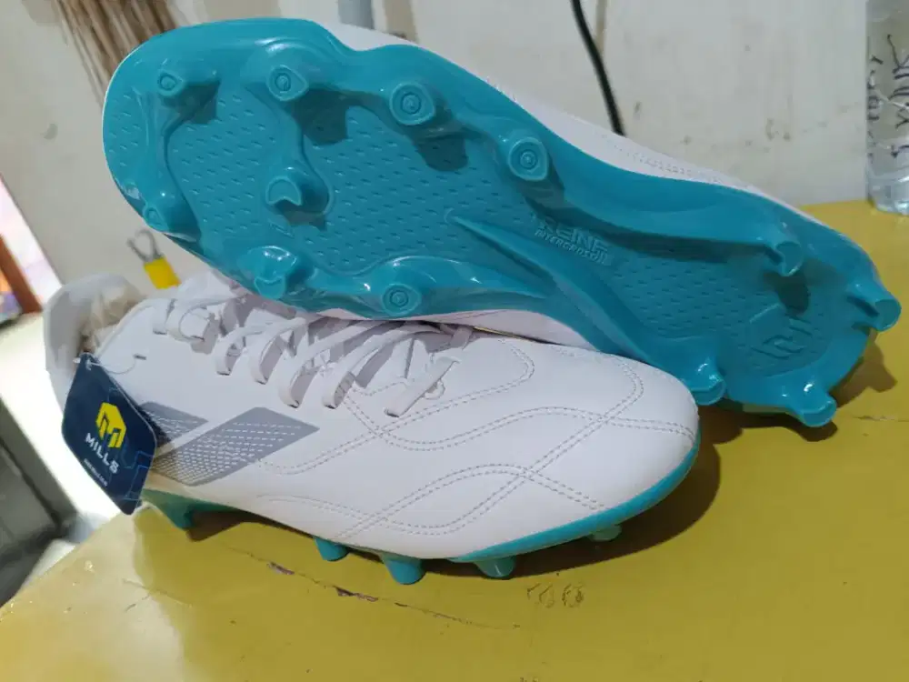 Sepatu mini soccer