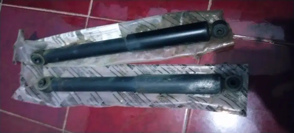 Shocbreker Belakang Mobil Avanza