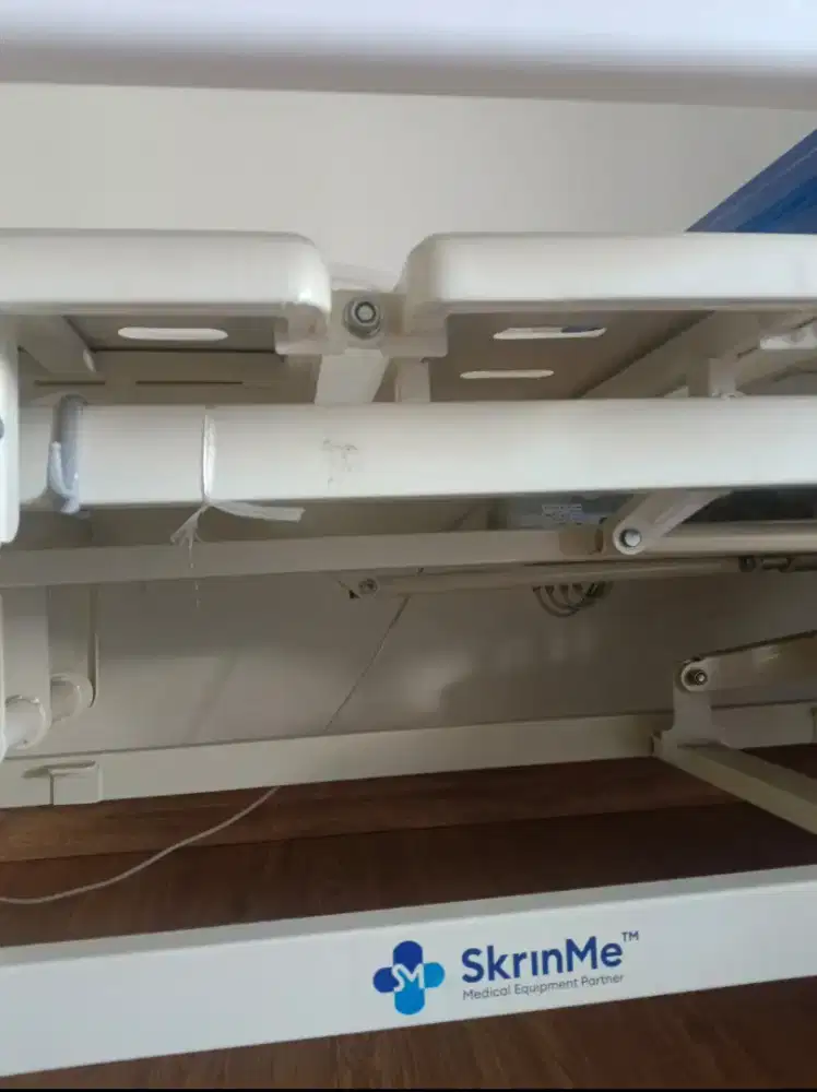 Tempat tidur untuk pasien merk SKRIN ME