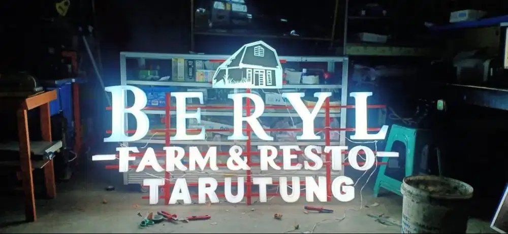 Huruf timbul akrilik lampu