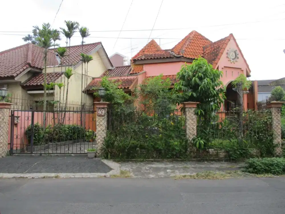 2 Menit dari Monjali! Rumah Keluarga Ideal dengan Balkon dan Taman