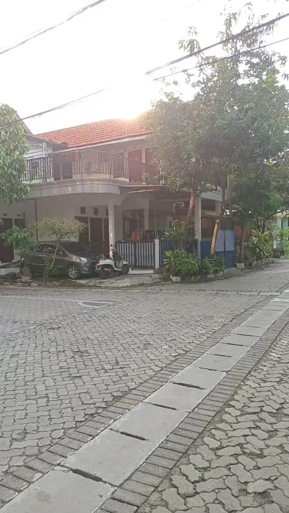 DIJUAL RUMAH KOS HOOK 2 LANTAI PERUMAHAN KARAH INDAH 1!