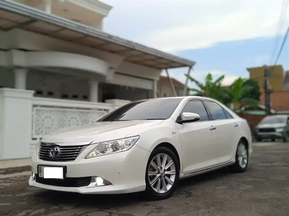 [KM 55 Rb] TOYOTA CAMRY Putih 2.5 V A/T 2014/2015