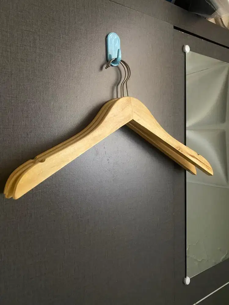 hanger kayu bekas