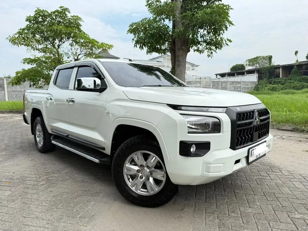 Mitsubishi Triton GLS 2024/2025 putih.