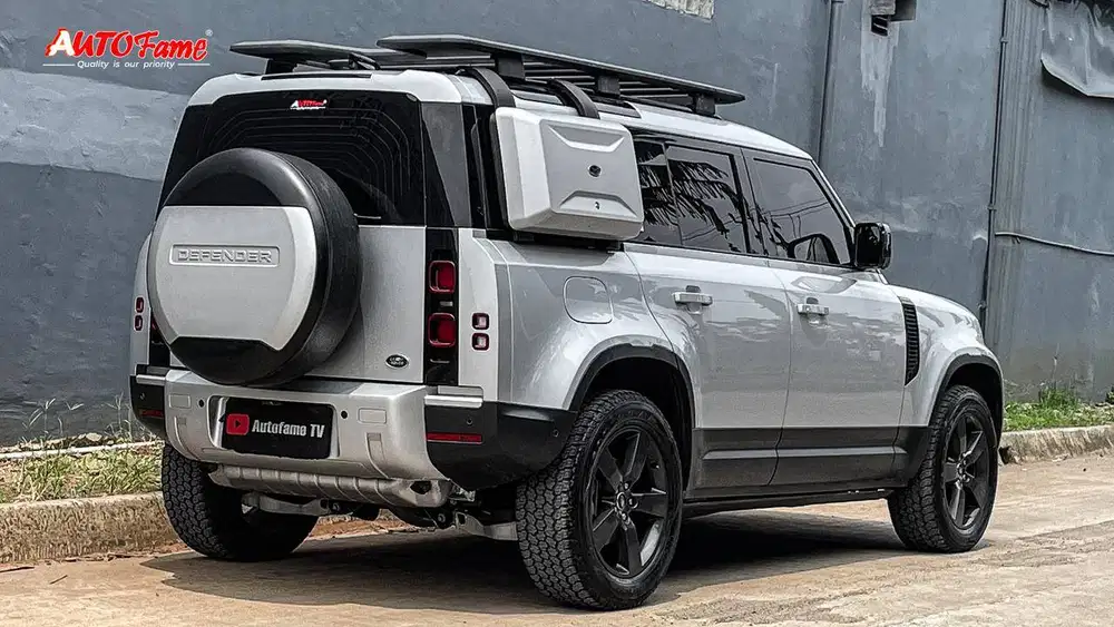 Land Rover Defender 110 P300 SE 2.0L 4x4 NIK 2021 Indus Silver