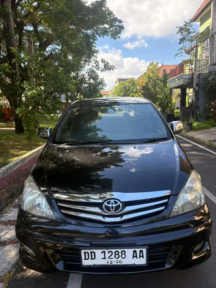 Kijang Innova V 2010