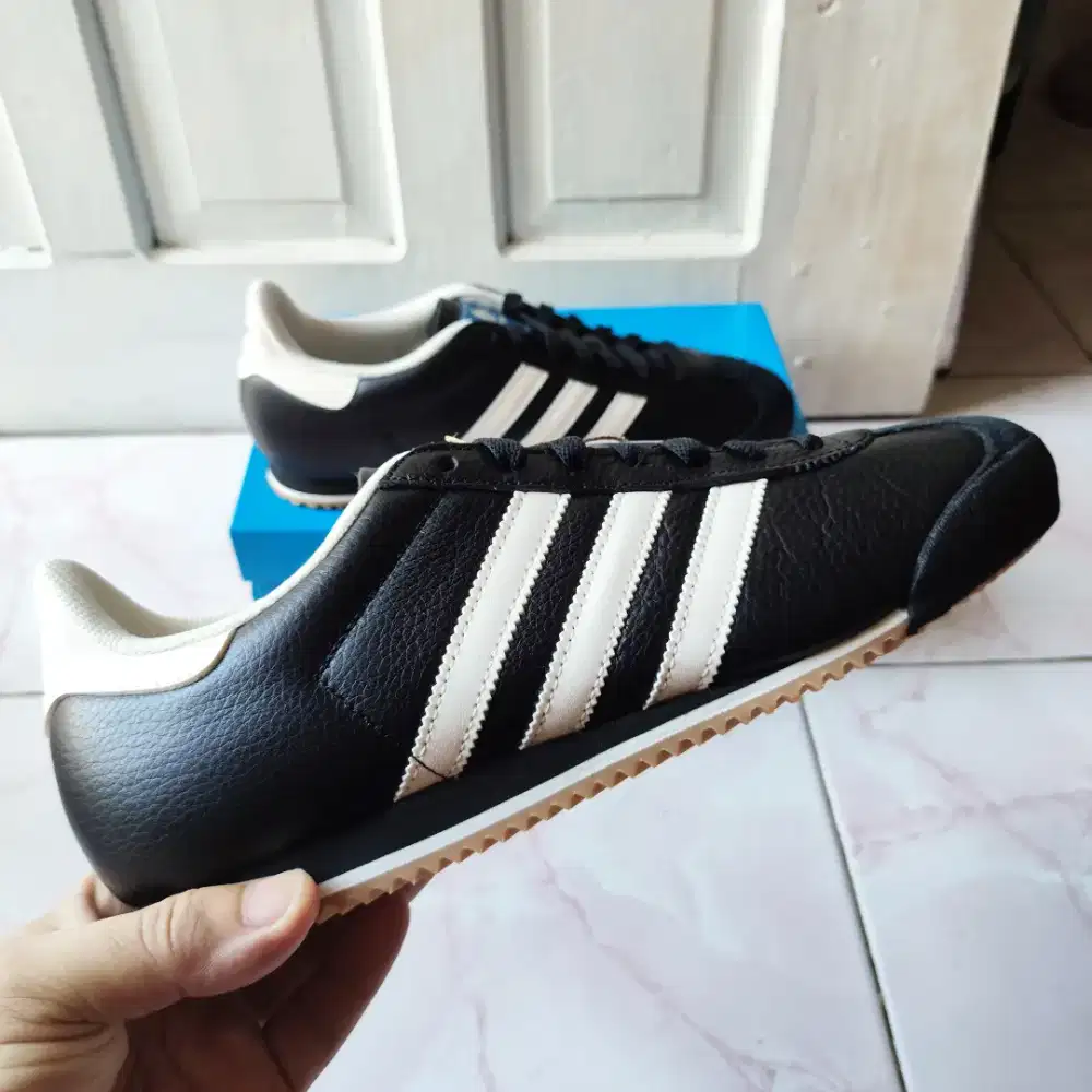 (BNIB) Sepatu Casual Kulit Adidas Original Size 42