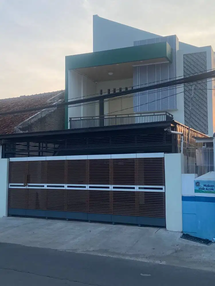 DIJUAL ATAU DISEWAKAN RUMAH 2 LANTAI DI KOTA SUBANG PINGGIR JALAN