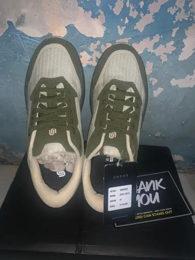 sepatu unerd insurgent rebel earth