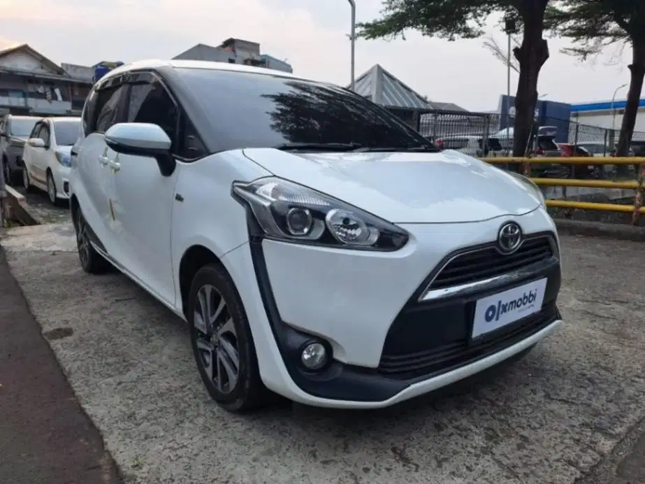 DP MURAH Toyota Sienta 1.5 V Bensin-AT 2016 Putih CABKF