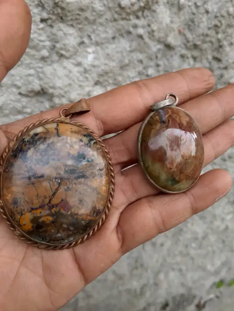 Batu motif antik warna akik