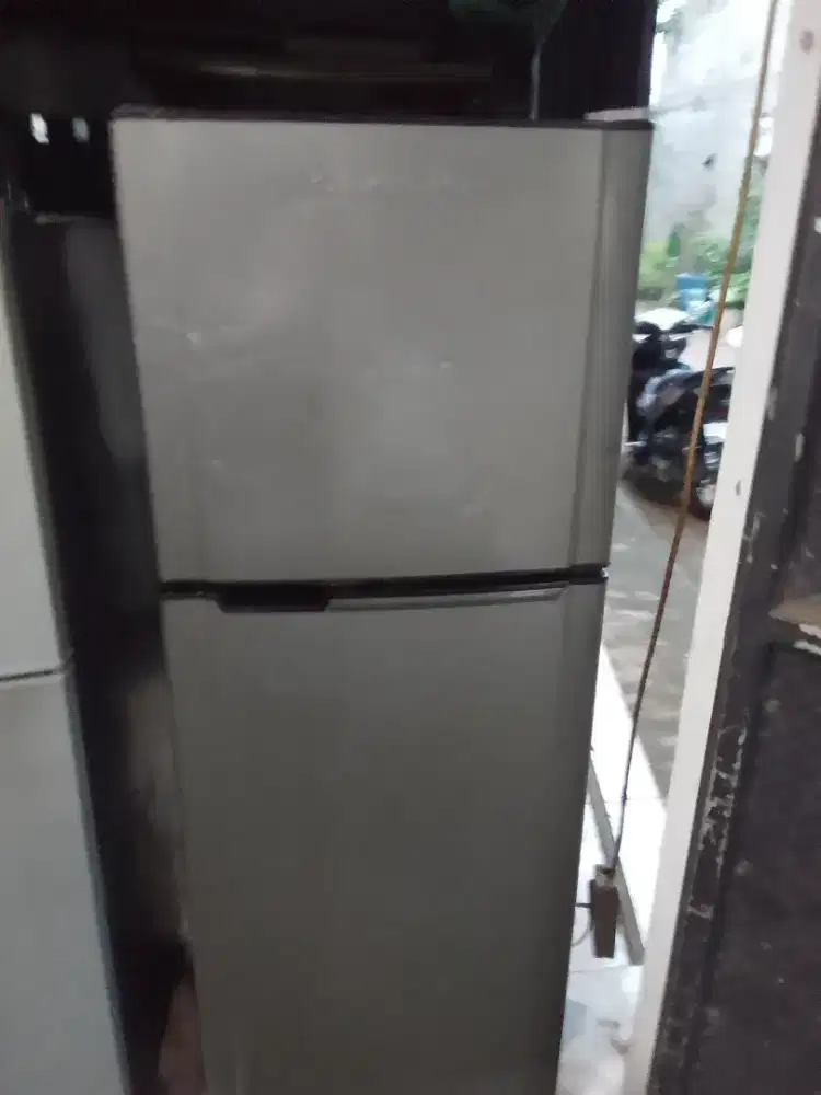 Kulkas merek toshiba ori tinggal pake