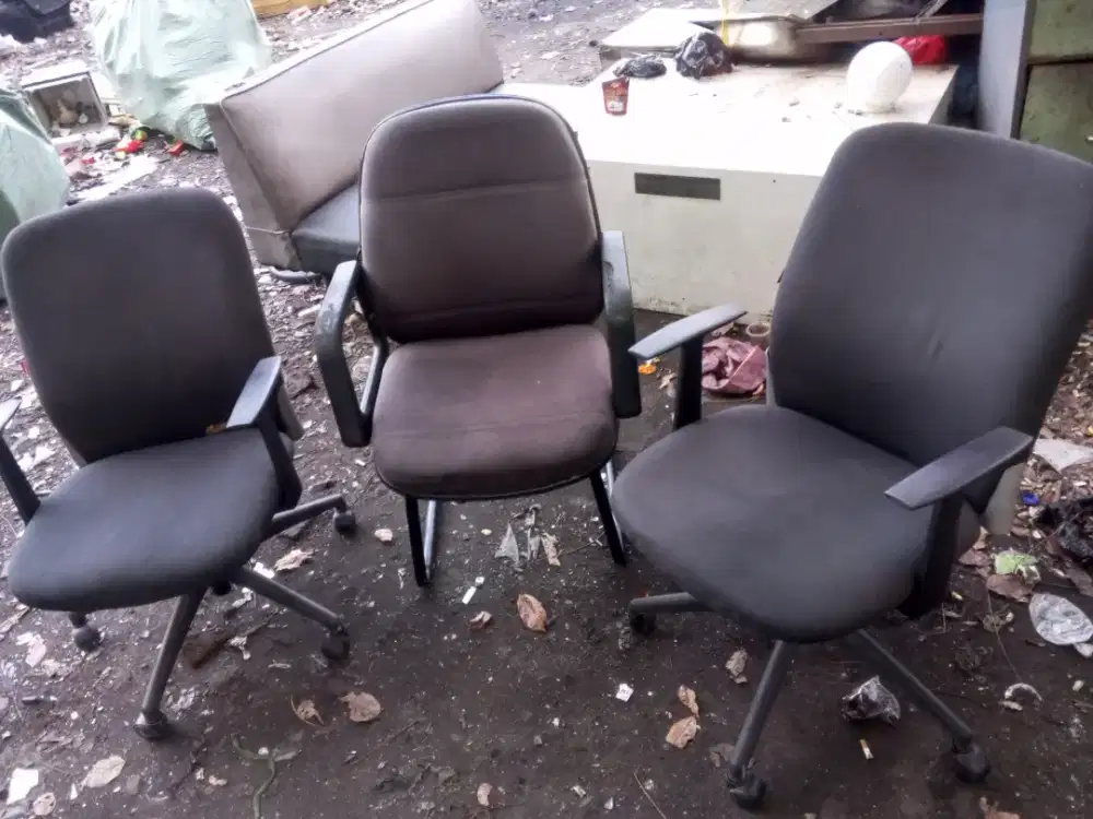 Bangku kantor 3pc Rp.200rb net ambil kesini.