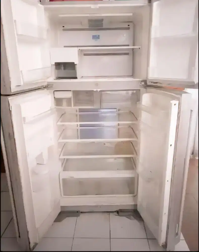 Kulkas 4 pintu kondisi normal dingin beku
