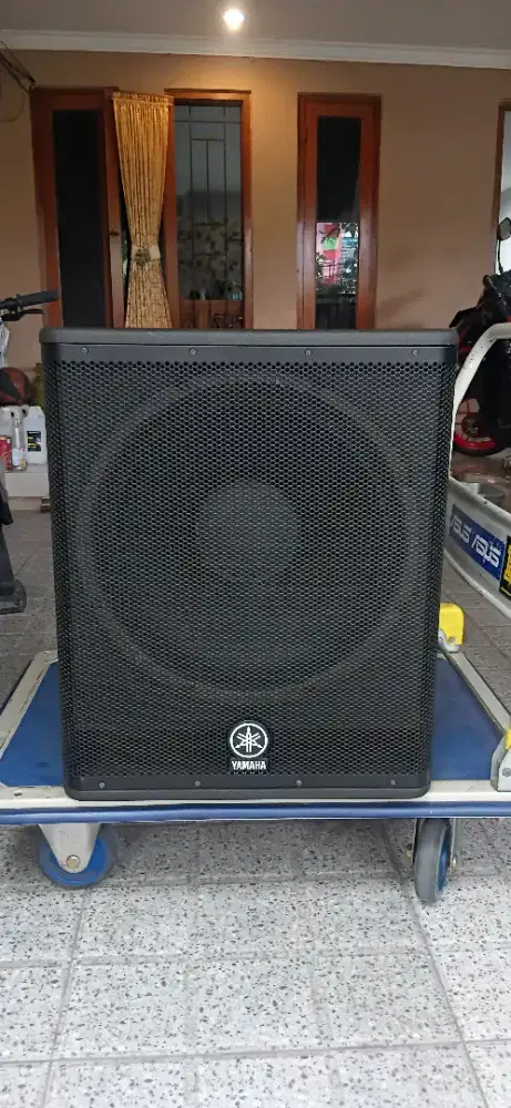 Subwoofer active yamaha dsr118wa 1000watt 18in ada 1 buah saja