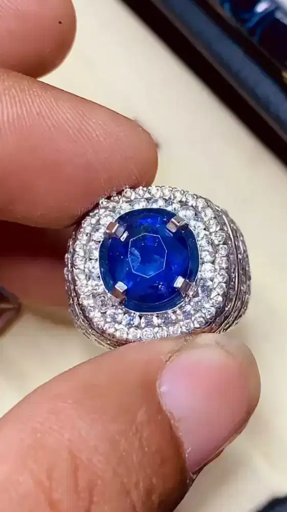 Srilanka Royal Blue Sapphire 5.09 cts Silver Ring