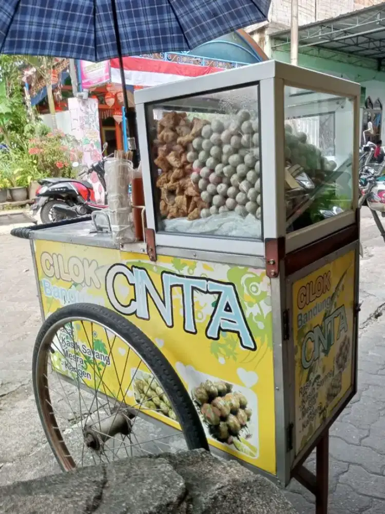 dibutuhkan pekerja/karyawati/waiter/jaga stand/jaga booth