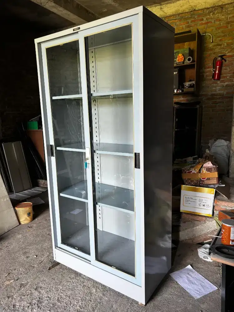 Lemari arsip pintu geser kaca