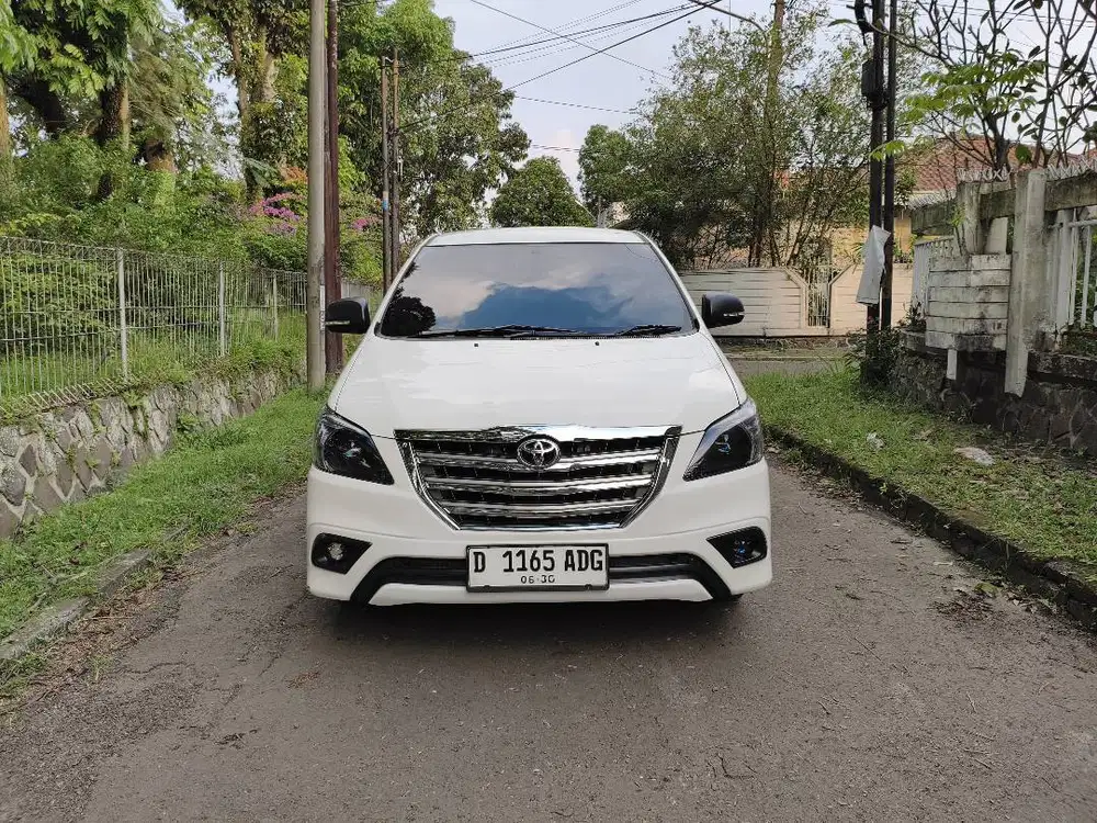 Toyota kijang innova g at 2015 putih solar