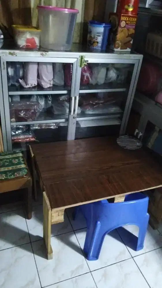 Etalase warung kaca
