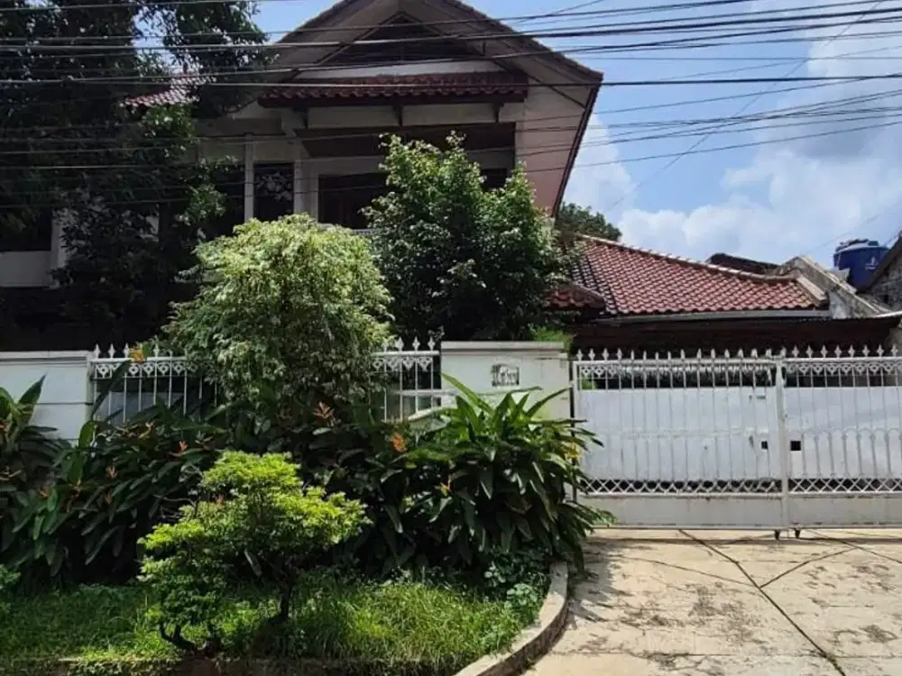 Rumah Dengan Halaman Luas Depan Belakang Di Pasar Minggu Jakarta