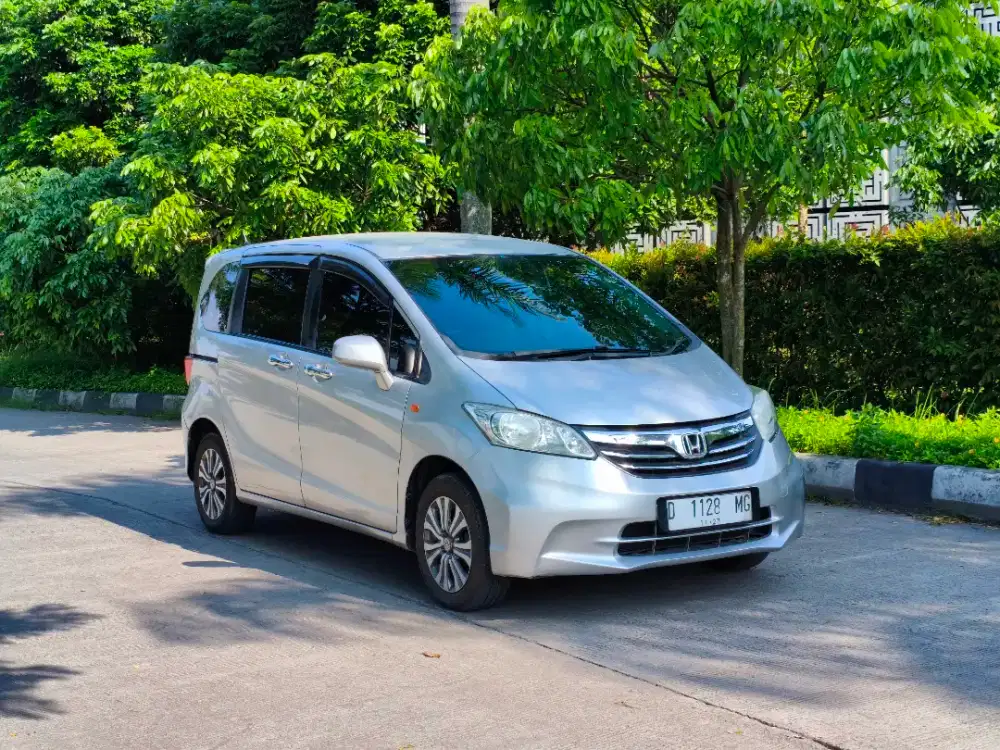 Dp 13jt - Honda Freed A Matic 2012 warna silver