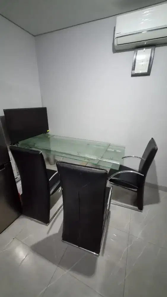 Meja makan kaca 160x85