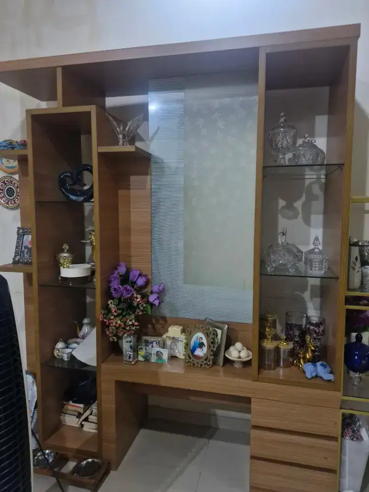 Lemari pajangan