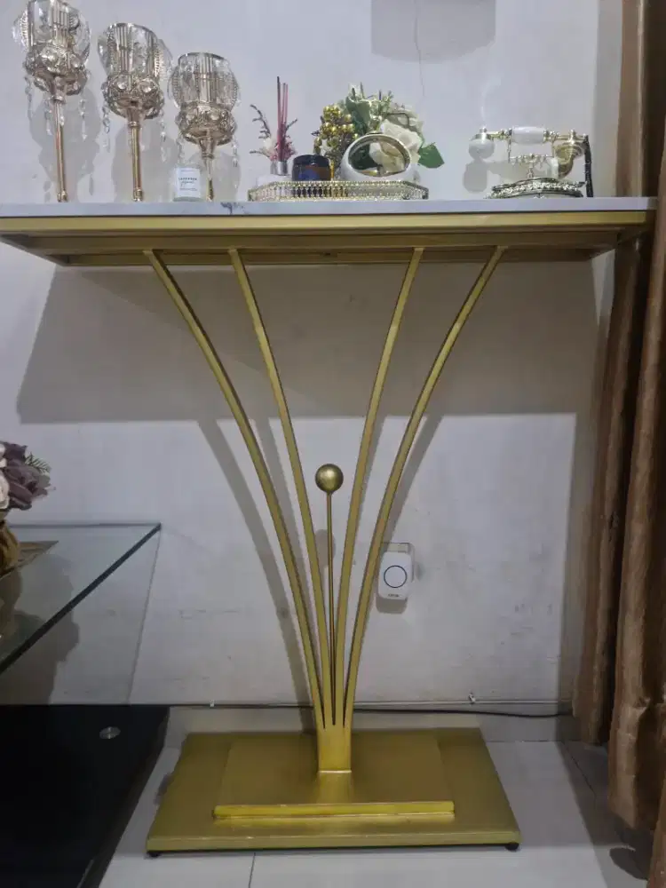 Meja konsul gold