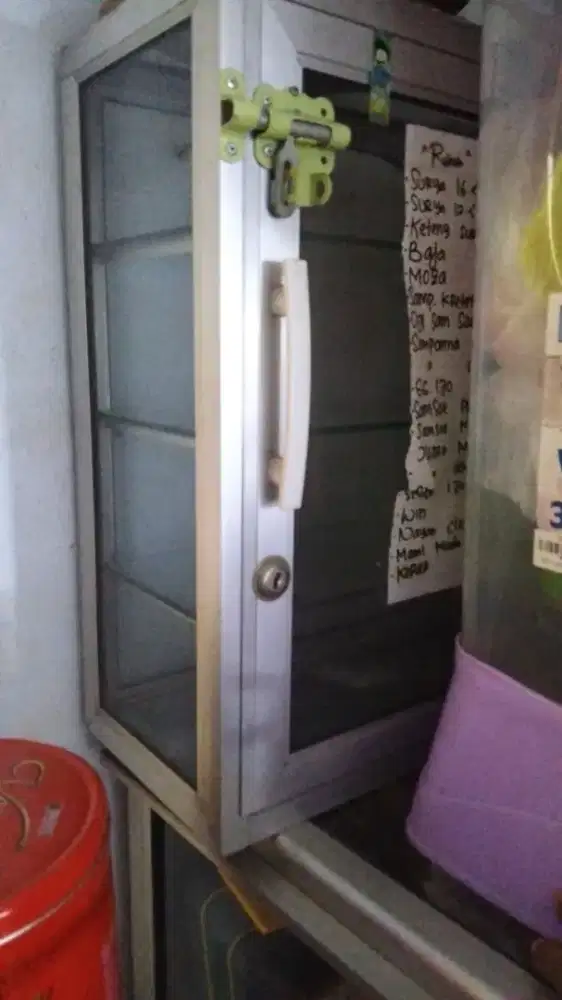 Etalase rokok kaca